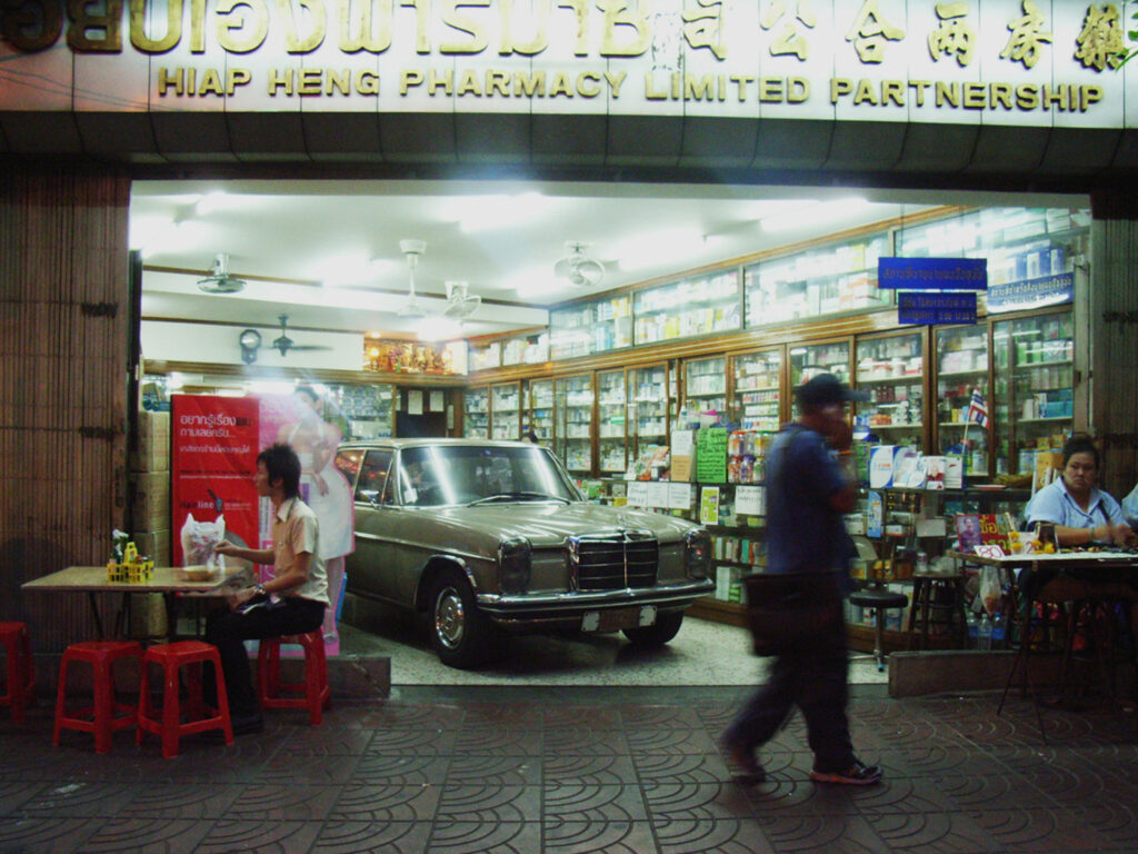 bangkok_car_in_the_shop_2